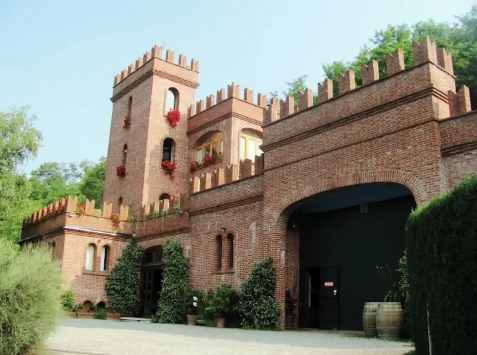 Il Castello delle Cantine Conti, in mattoni rossi con le merlature